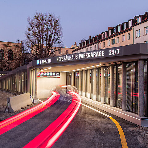 Hofbräuhaus Parkgarage Einfahrt Abend