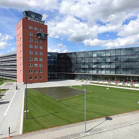 BRAINLAB Vorplatz Richtung Messesee